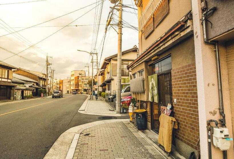 Quarto Familiar Banheiro Compartilhado, Nostalgic Guesthouse For 1 To 3 Females Or A Group Of 4 People Or More