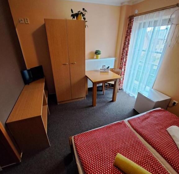 غرفة قياسية ثلاثية مزودة بشرفة, U Bernardýna