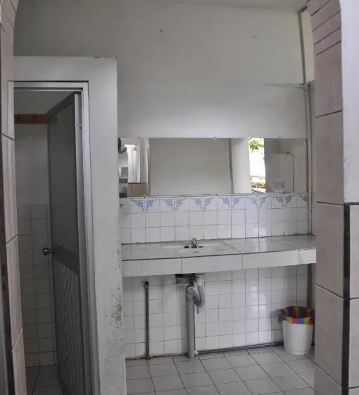 اتاق خانوادگی, A Welcome Break Hostal
