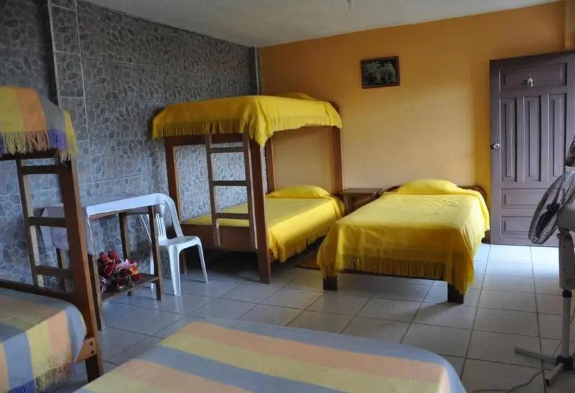 اتاق خانوادگی, A Welcome Break Hostal