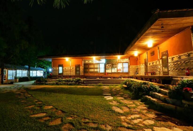 تختخواب در اتاق مشترک, Guesthouse Nabiya