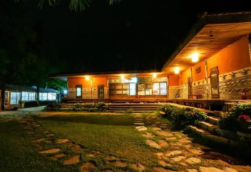 تختخواب در اتاق مشترک, Guesthouse Nabiya