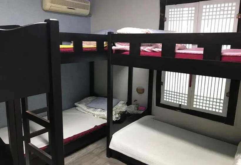 تختخواب در اتاق مشترک, Guesthouse Nabiya