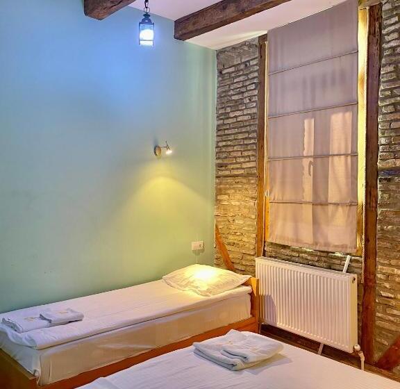 اتاق راحتی سه تخته, Guest House Savane