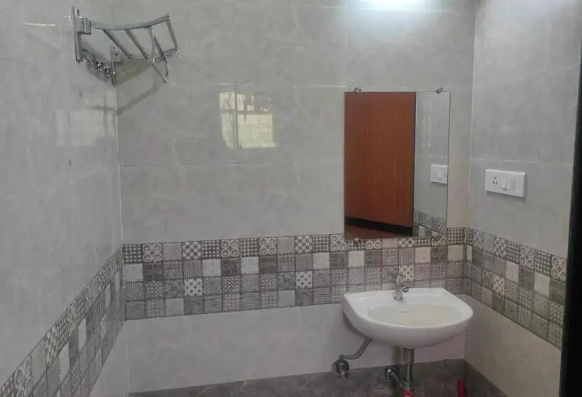 اتاق استاندارد سه نفره, Raikar Guest House