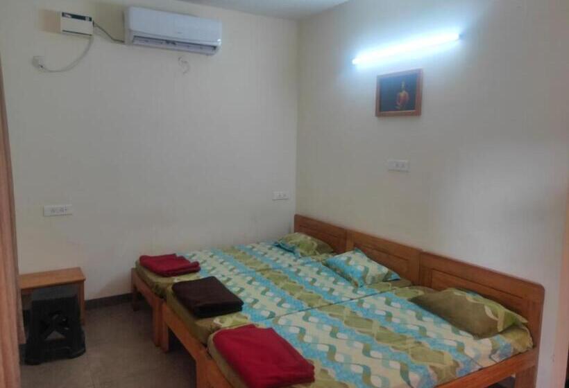 标准三人间, Raikar Guest House