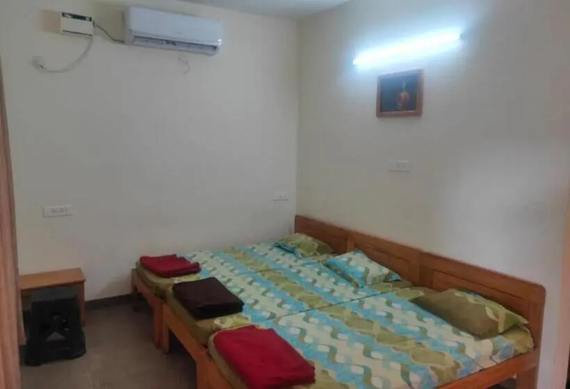 اتاق استاندارد سه نفره, Raikar Guest House