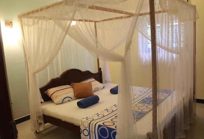 家庭间, Tiny Royal Palace