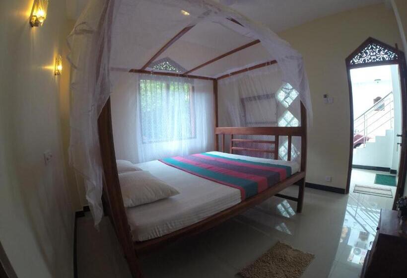 标准间内部标间, Tiny Royal Palace