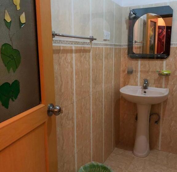 标准间, Tiny Royal Palace