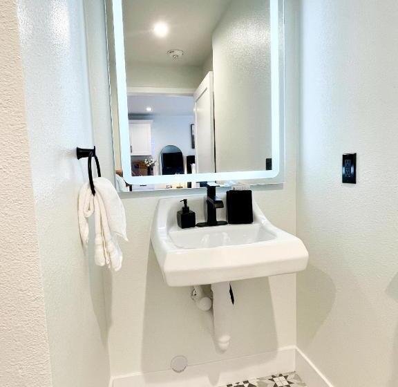 身障者適用キングサイズベッドルーム, New Haven Inn