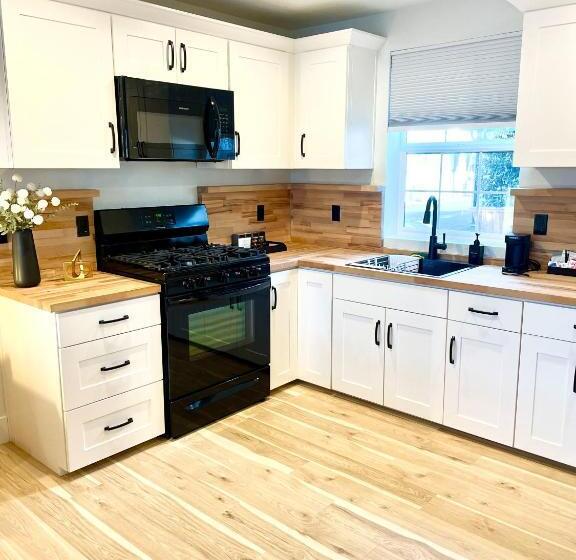 身障者適用キングサイズベッドルーム, New Haven Inn