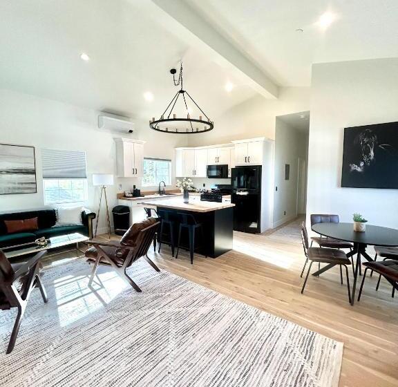 スーペリアースイート, New Haven Inn