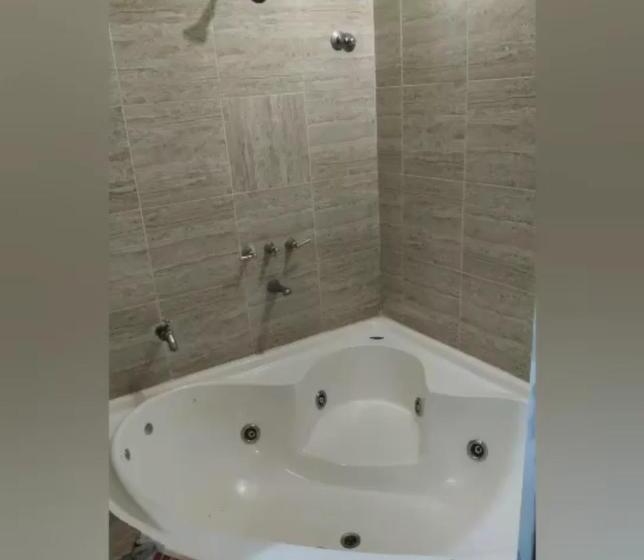 اتاق لوکس با تخت بزرگ, Antonia