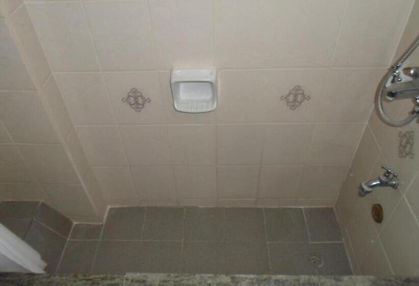 标准三人间, Antonia