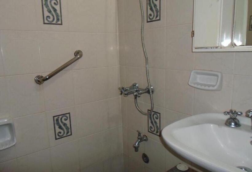 标准三人间, Antonia