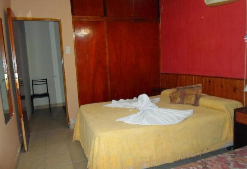 标准三人间, Antonia