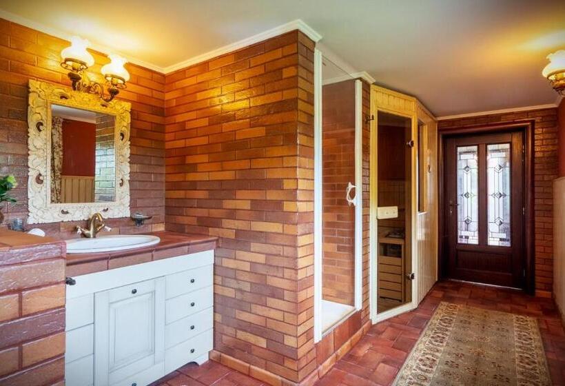 شقة غرفة واحدة, Conacul Malul Alb