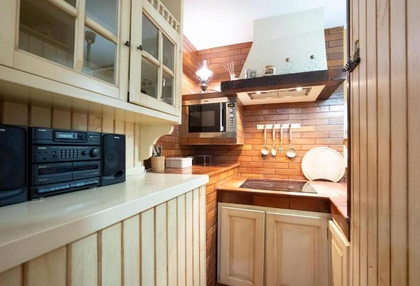 شقة غرفة واحدة, Conacul Malul Alb