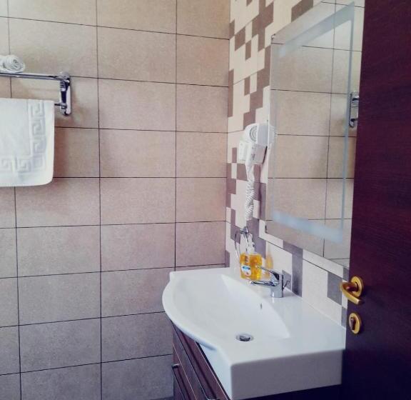 اتاق استاندارد با سرویس بهداشتی مشترک, D Ambrogio Guest House