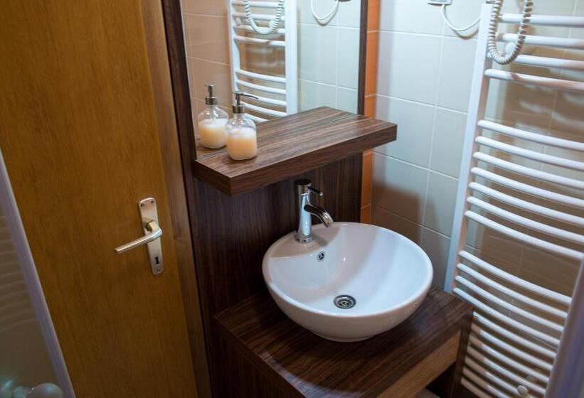 اتاق استاندارد سه نفره, Gostisce Ulipi