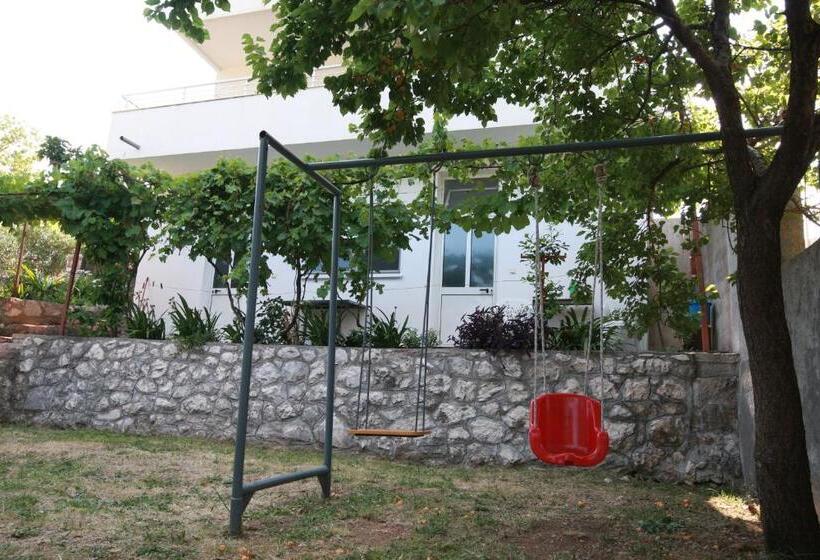 اتاق استاندارد سه نفره, Guest House Ugljevarevic