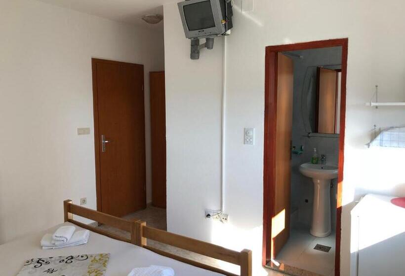اتاق استاندارد با چشم‌انداز دریا, Guest House Ugljevarevic