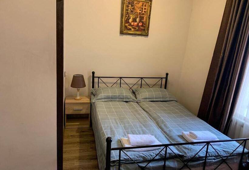 اتاق استاندارد سه نفره, Shara Talyan 8/2 Guest House
