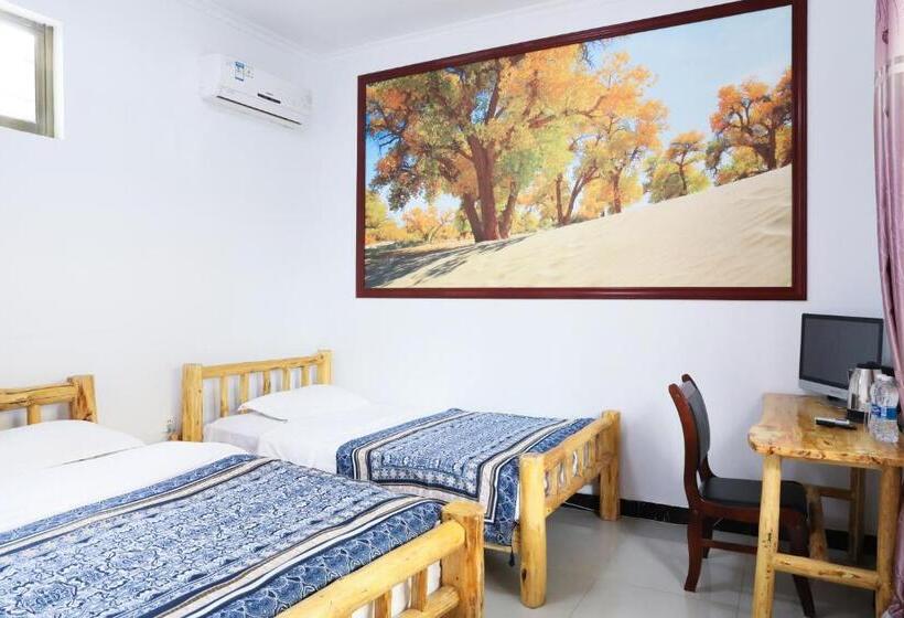 Bahçe Manzaralı Aile Odası, Dunhuang Hu Yang Inn