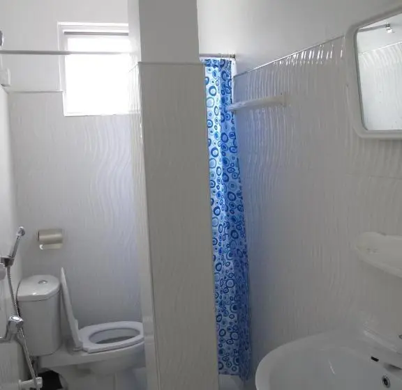 Superior Kolmen Hengen Huone, Gopalapuram Guest House