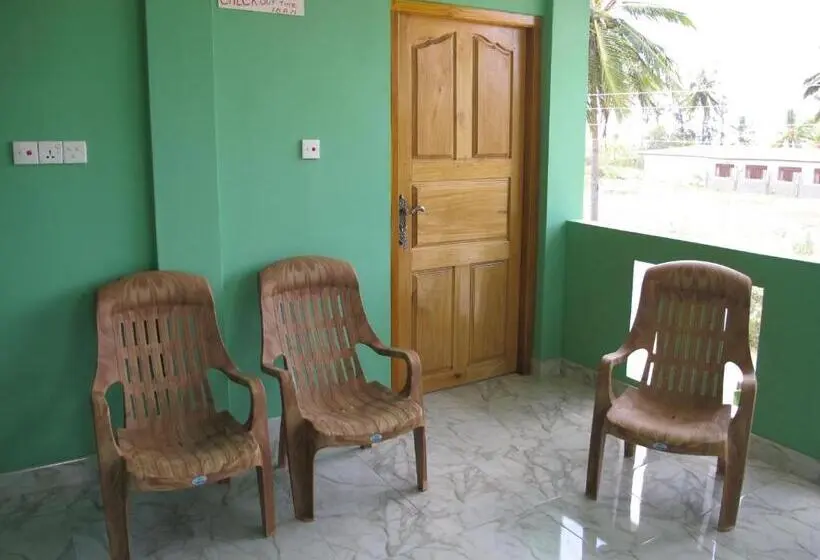 Superior Kolmen Hengen Huone, Gopalapuram Guest House