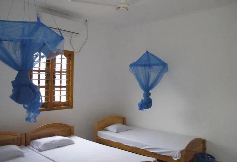 Superior Kolmen Hengen Huone, Gopalapuram Guest House