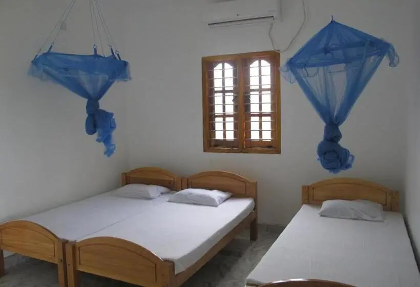 Superior Kolmen Hengen Huone, Gopalapuram Guest House