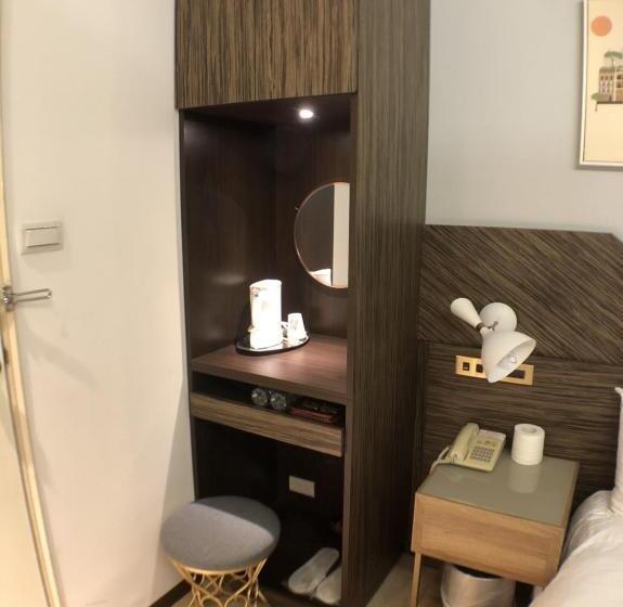 اتاق لوکس, H