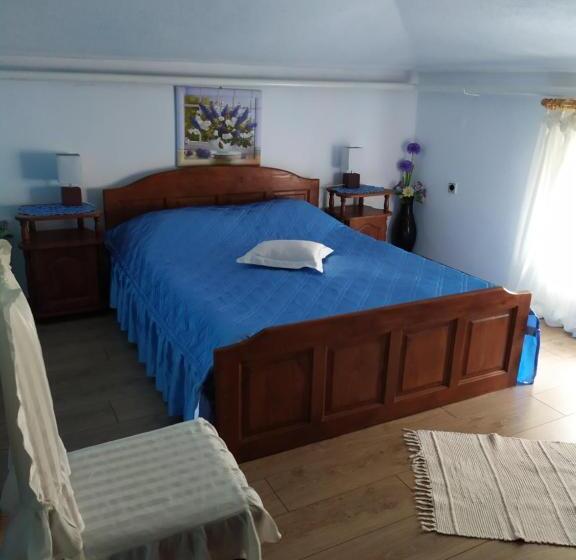 Номер Стандарт Вид на Бассейн, Gologanova House