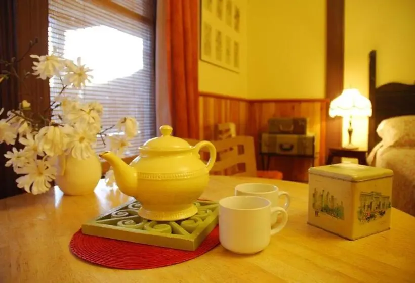 スタンダードスタジオ, Victoria Falls House