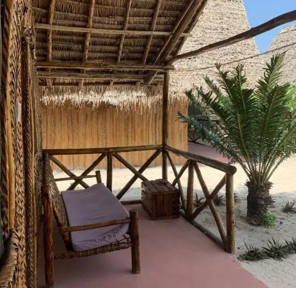 ルームシェアのワンベッド, New Jambo Bungalows
