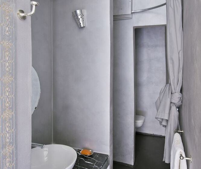 اتاق کلاسیک, Riad Goloboy