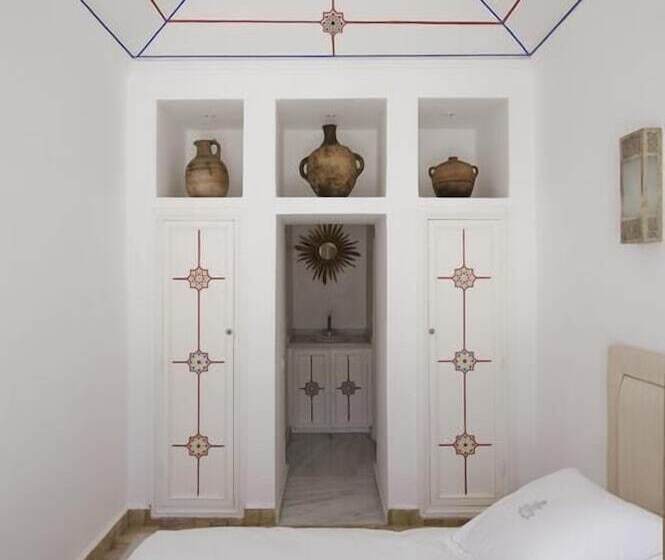 اتاق لوکس, Riad Goloboy