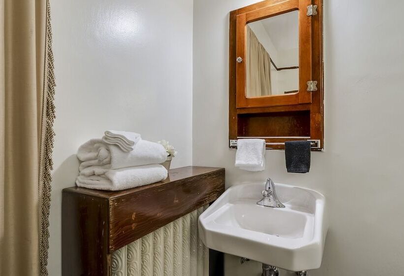 חדר סטנדרט, Ryan