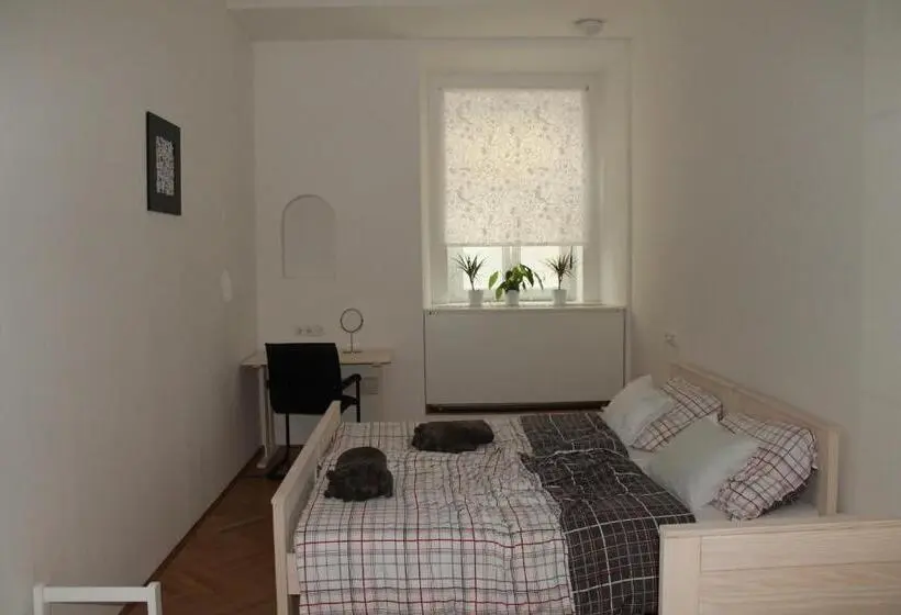 اتاق راحتی سه تخته, Anna House
