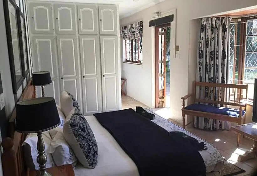 庭の見えるスタンダードトリプルルーム, Warrens Guest House