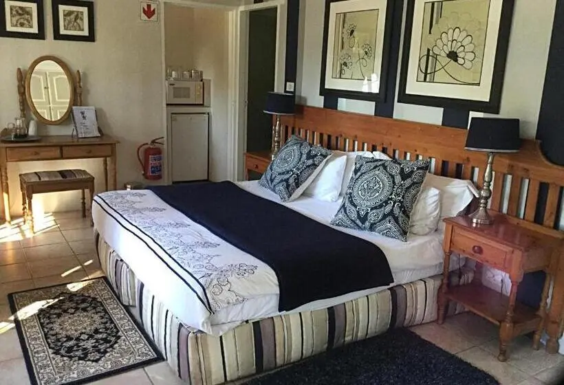 庭の見えるスタンダードトリプルルーム, Warrens Guest House