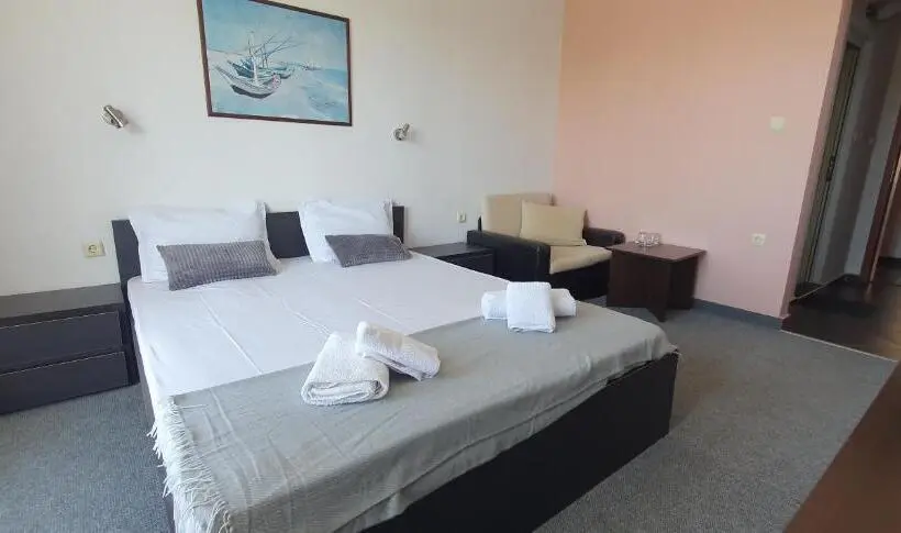 اتاق لوکس با بالکن و چشم‌انداز دریا, Guest House Compass