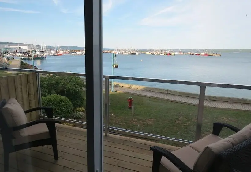 Superior Studio, Dockside Suites