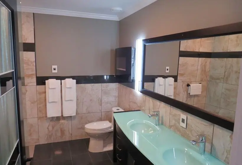 Superior Studio, Dockside Suites