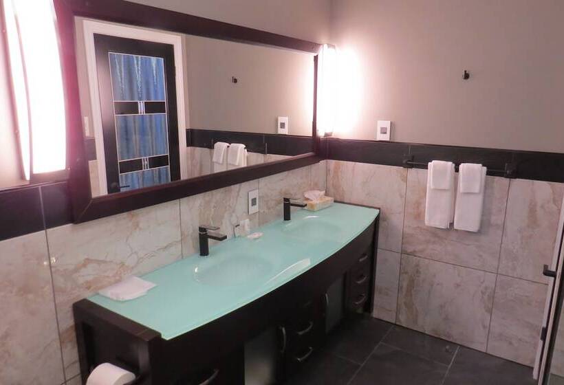 패밀리 스튜디오, Dockside Suites