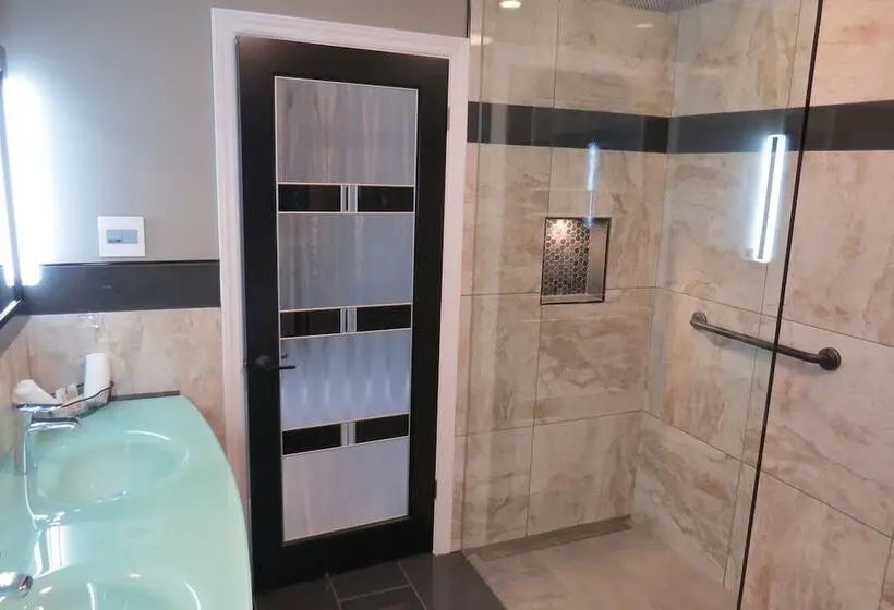 Superior Studio, Dockside Suites