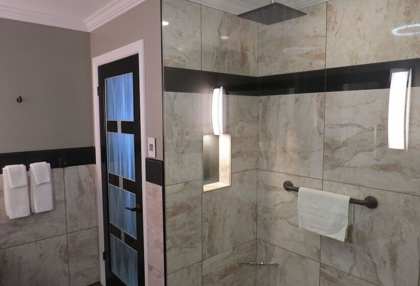 패밀리 스튜디오, Dockside Suites