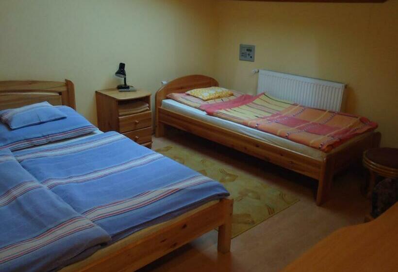 غرفة قياسية ثلاثية, Czermann Panzió és étterem